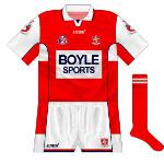 2004:
Louth's long association with AIBP ended at the end of 2003 and the new sponsor was bookmakers Boylesports. While their logo initially appeared in such a way to make it look like it was covering AIBP, these were actually new shirts as the lack of cuffs showed.