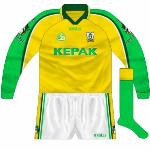 2001:
Yet another change for the All-Ireland final. This was basically a long-sleeved version of the Meath change shirt, with the sleeves contrasting with the other 14.